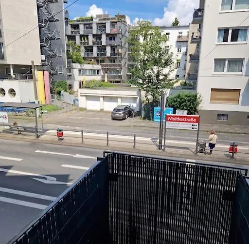 Zentrale Lage In Der Naehe Von Der Uni ,neumarkt Und Messe Nur 5 Stationen Colónia