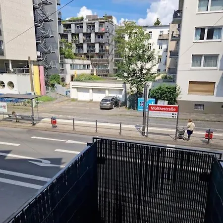 Zentrale Lage In Der Naehe Von Der Uni ,neumarkt Und Messe Nur 5 Stationen Cologne