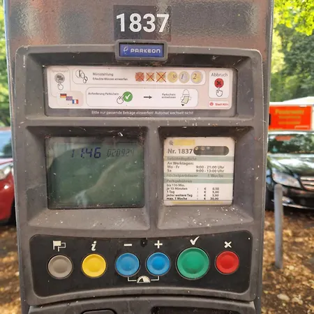 Zentrale Lage In Der Naehe Von Der Uni ,neumarkt Und Messe Nur 5 Stationen *